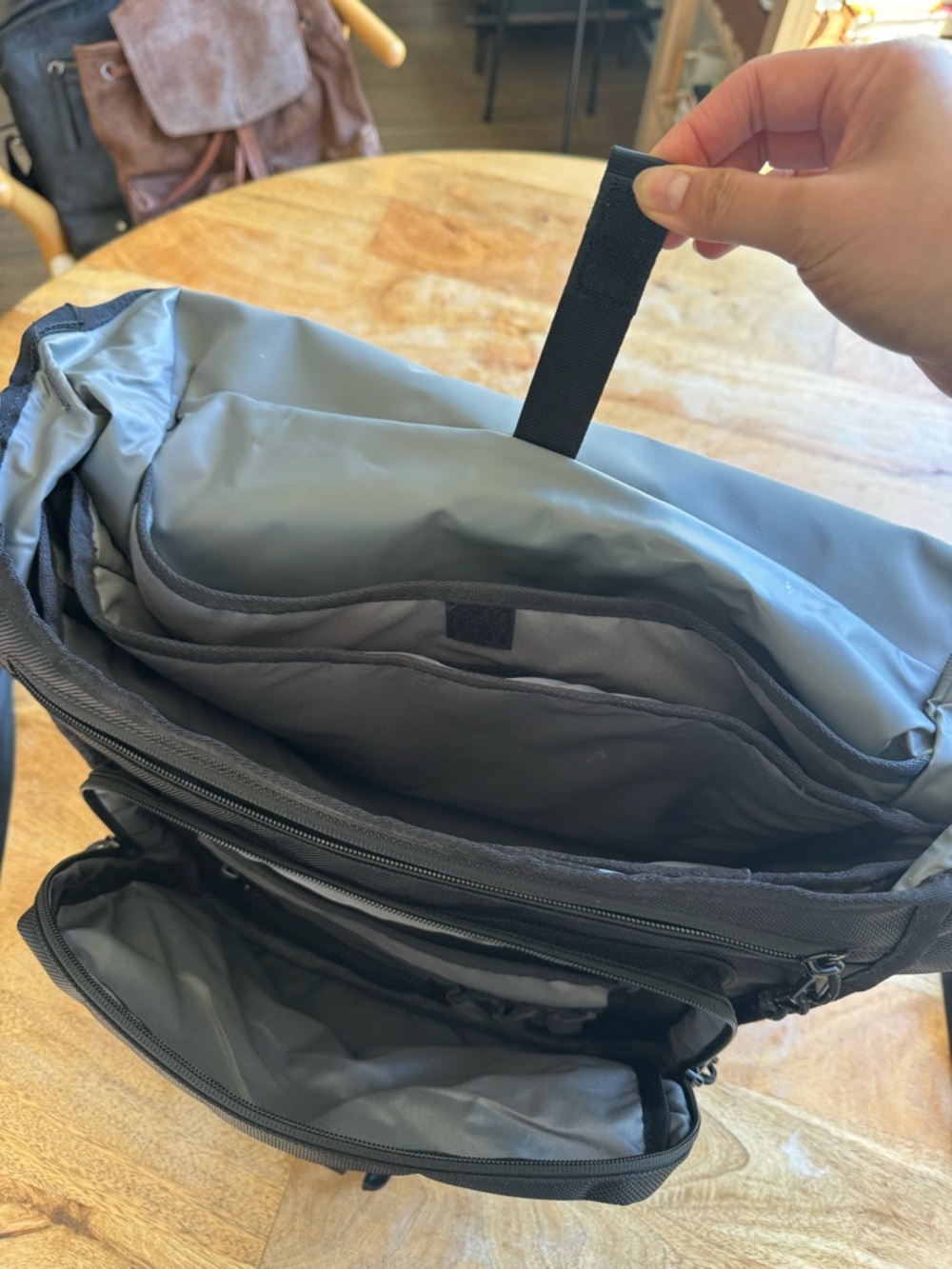 Chrome Industries messenger/backpack hybrid (Barragestyle) - Picture 10 of 11